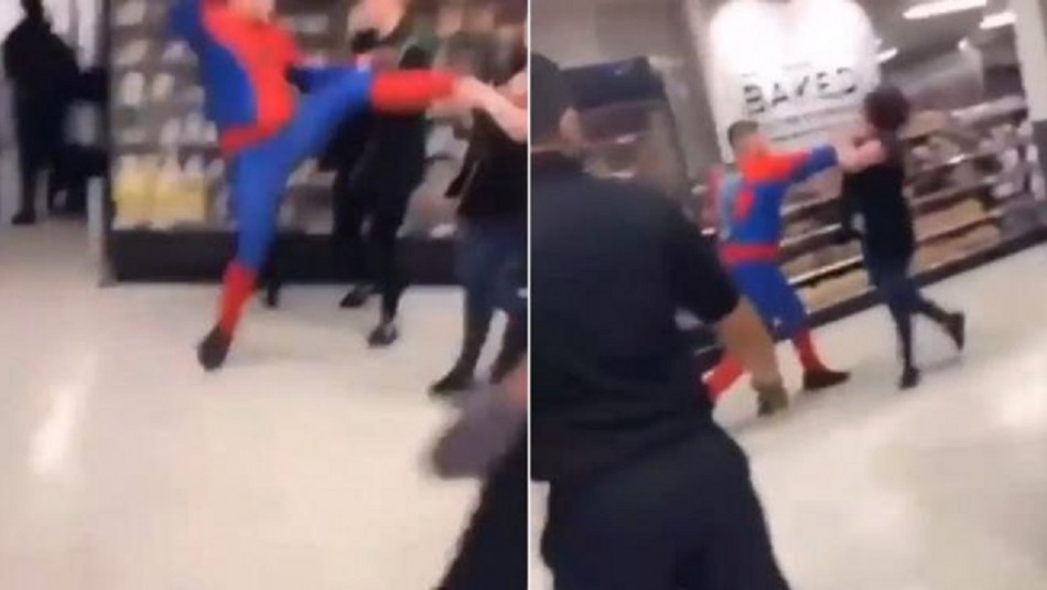 Detienen a hombre disfrazado de Spiderman tras golpear brutalmente a mujer en un supermercado Detienen a hombre disfrazado de Spiderman tras golpear brutalmente a mujer en un supermercado