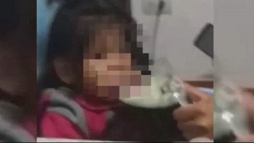 Madre se grabó dándole alcohol a su hija de tres años: la niña terminó intoxicada