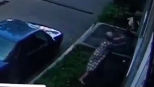 [VIDEO] Mujer de 64 años atrapó a un bebé que cayó por la ventana de un edificio