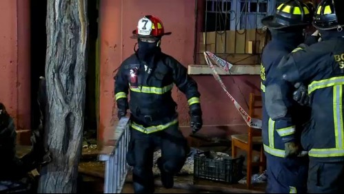 Un adulto mayor fallecido y un bombero lesionado deja incendio en Santiago