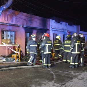 Incendio en la comuna de Santiago deja a un adulto mayor fallecido y un bombero lesionado Incendio en la comuna de Santiago deja a un adulto mayor fallecido y un bombero lesionado