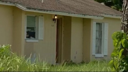 Arrestan a mujer por encerrar a su hija con autismo severo en una jaula llena de basura