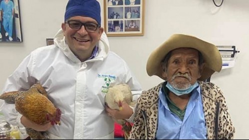 'Me emocionó y conmovió mucho': Anciano le paga con dos gallinas a doctor por operación