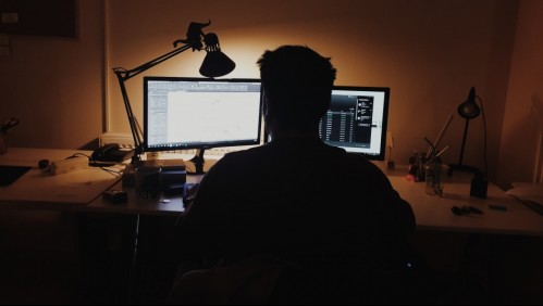 La temida luz azul: Conoce el daño a la piel que pueden provocar las pantallas