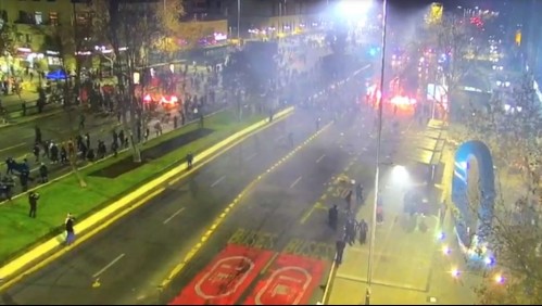 Incidentes en plena Alameda en medio de marcha por detenidos durante el estallido social