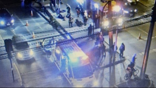 Grave accidente en Ñuñoa: Cuatro heridos deja choque de vehículo contra paradero de buses