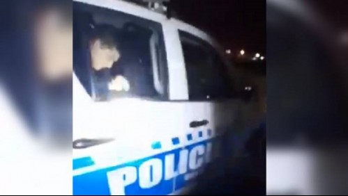 Acusan a dos policías de violar a una menor de edad: fueron grabados al interior del vehículo