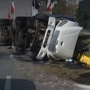 Nuevo accidente en Santos Ossa en Valparaíso: Chofer de camión quedó con lesiones Nuevo accidente en Santos Ossa en Valparaíso: Chofer de camión quedó con lesiones