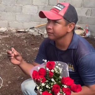 Albañil propone matrimonio a su novia en la construcción donde trabaja y el video se viraliza Albañil propone matrimonio a su novia en la construcción donde trabaja y el video se viraliza