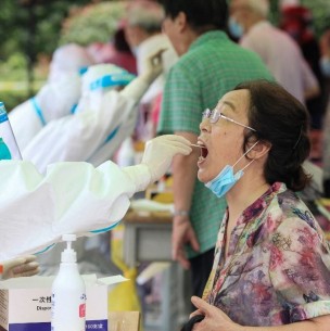 China realiza tests masivos y restringe los viajes ante nuevos brotes de coronavirus en el país China realiza tests masivos y restringe los viajes ante nuevos brotes de coronavirus en el país