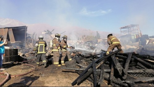Tres incendios simultáneos se registran en distintas comunas de Santiago este domingo