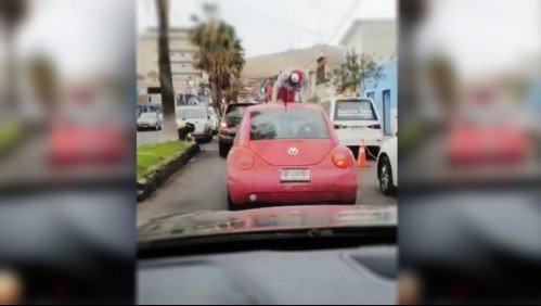 [VIDEO] Hombre agrede a su pareja dentro de un auto en plena calle de Arica