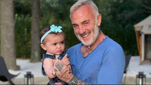 Gianluca Vacchi enamora con su hija: Así disfrutó Blu Jerusalema su primer chapuzón en el mar