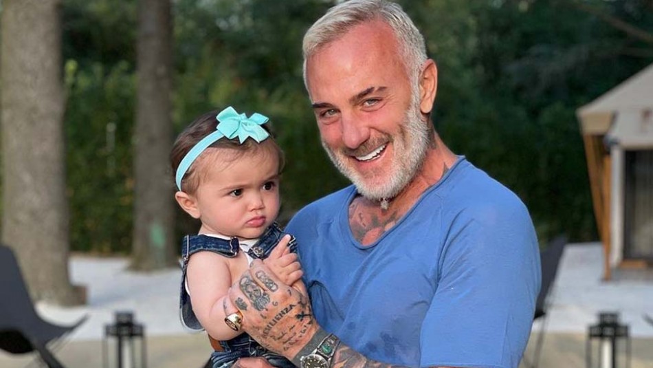 Gianluca Vacchi enamora con su hija: Así disfrutó Blu Jerusalema su primer chapuzón en el mar Gianluca Vacchi enamora con su hija: Así disfrutó Blu Jerusalema su primer chapuzón en el mar