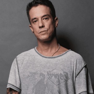 Matías Oviedo sube foto en el cementerio y fans especulan con nueva muerte en Matías Oviedo sube foto en el cementerio y fans especulan con nueva muerte en