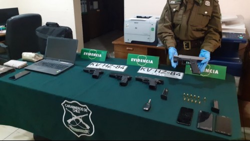 Vuelcan en un auto robado y son detenidos por Carabineros: Era banda dedicada a los portonazos