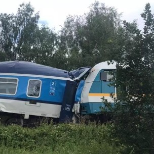 Dos muertos y decenas de heridos en fatal choque de trenes en República Checa Dos muertos y decenas de heridos en fatal choque de trenes en República Checa
