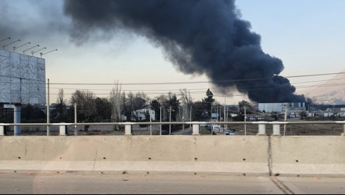 Gran incendio afecta a bodegas en la comuna de Colina