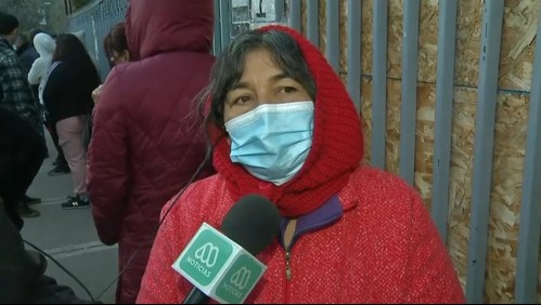 'Tengo los pies congelados': vecinos de Cerro Navia esperan desde las 02:00 en Registro Civil