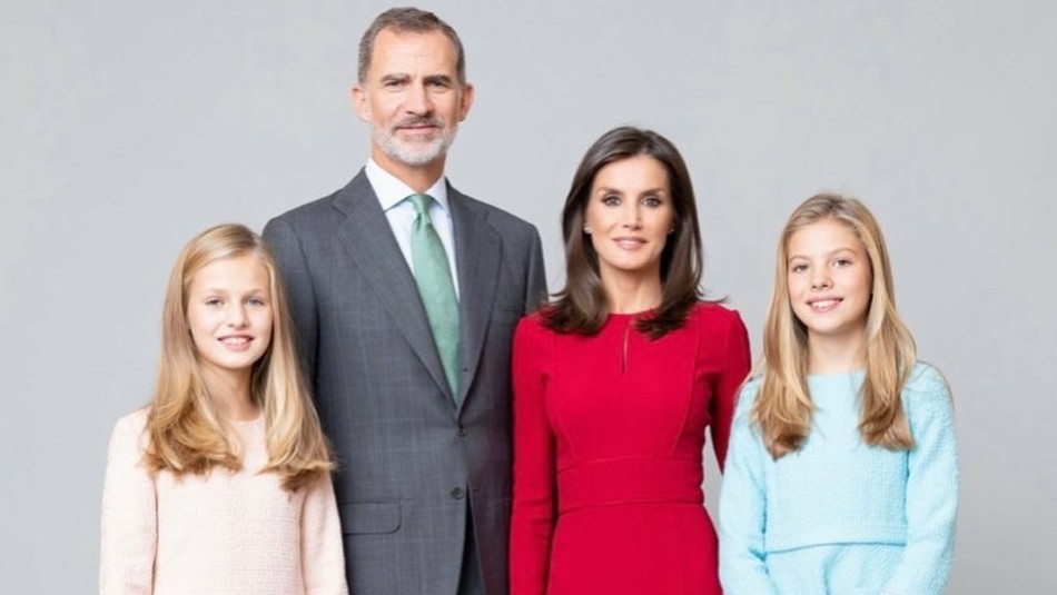 Las hijas de la reina Letizia aparecen en sus vacaciones: ¡Están más alta que su mamá! Las hijas de la reina Letizia aparecen en sus vacaciones: ¡Están más alta que su mamá!