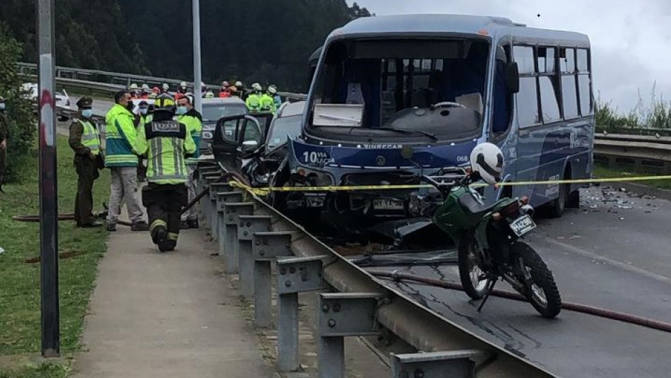 Dos muertos y 27 heridos deja violento accidente de microbús con tres vehículos en Talcahuano