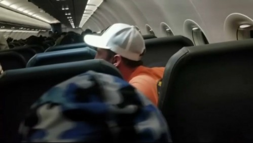 Detienen a hombre que acosó a azafatas: Aumentan casos de violencia en aviones