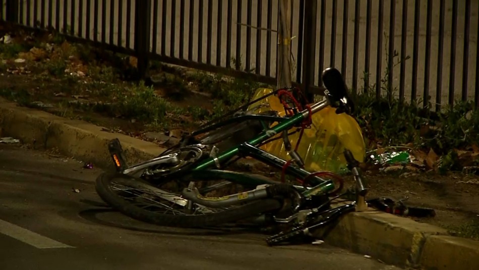 Ciclista muere tras ser impactado por un vehículo en el centro de Santiago Ciclista muere tras ser impactado por un vehículo en el centro de Santiago