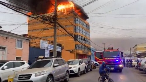 Gran incendio afecta a fábrica en Iquique
