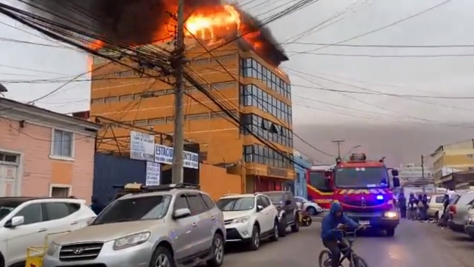 Gran incendio afecta a fábrica en Iquique