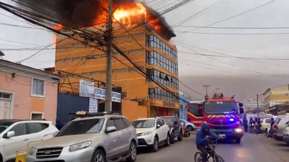 Gran incendio afecta a fábrica en Iquique Gran incendio afecta a fábrica en Iquique
