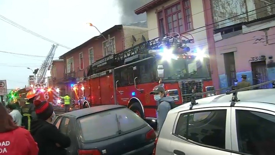 Violento incendio afectó a cité en el centro de Santiago: al menos 60 damnificados