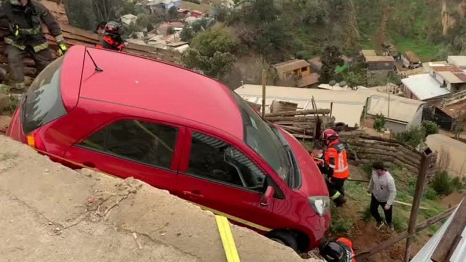 Conductora choca reja, atropella a dos personas y cae cerro abajo en Valparaíso