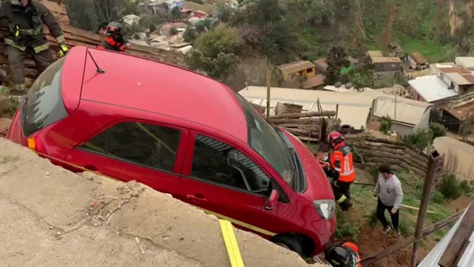 accidente-en-cerro-san-roque-de-valparaiso Conductora choca reja, atropella a dos personas y cae cerro abajo en Valparaíso