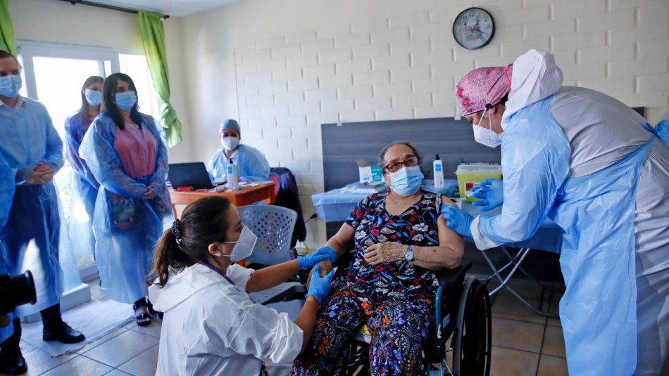Vacuna de refuerzo: Más de 20 mil adultos mayores que residen en los Eleam recibirán dosis