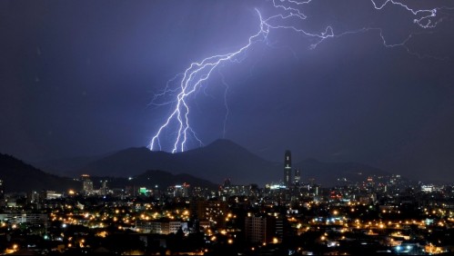 Meteorología emite aviso por probables tormentas eléctricas en seis regiones del país