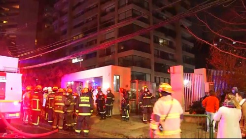 Una persona resultó lesionada tras incendio en departamento de Las Condes