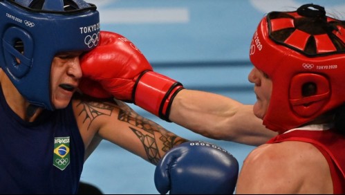 Boxeadora brasileña Ferreira cae en final de peso ligero y se queda con plata