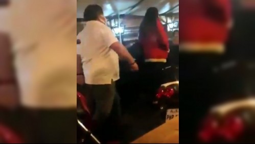 Cursan sumarios sanitarios a pub y clientes expulsados a gritos por pases de movilidad falsos