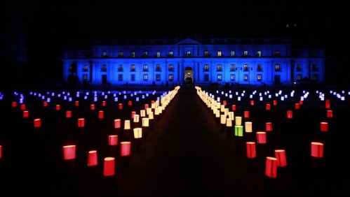 'Nuestras más sentidas condolencias': Ministro Paris se une a homenaje a fallecidos por covid