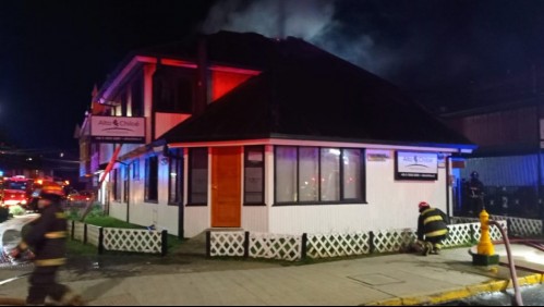 Dos adultos mayores fallecidos tras incendio que afectó un hostal en Chiloé