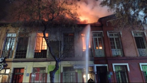 Gran incendio se registra en pleno Barrio Yungay: tres lesionados y al menos ocho casas afectadas
