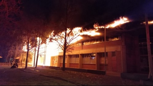 Incendio afecta al campus San Joaquín de la Universidad Católica: No hay lesionados