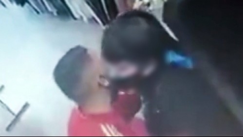 [VIDEO] Asaltante besa a su víctima para que nadie sospechara que le estaba robando