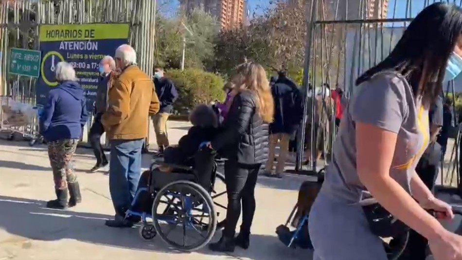 filas-vacunas-las-condes Largas filas en vacunatorios: adultos mayores, muchos en silla de ruedas, pasan horas esperando en Las Condes
