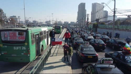 Manifestación de taxis-colectivos interrumpe tránsito por Vicuña Mackenna