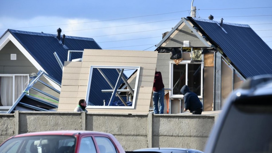 Voladuras de techos y árboles caídos: Videos muestran estragos por vientos de hasta 90 kms. por hora en Punta Arenas