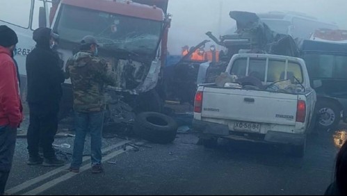 Aumenta a 5 la cifra de muertos tras violenta triple colisión entre minibús, un camión tolva y una camioneta en el Maule