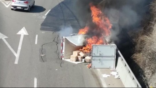 Dos muertos tras volcamiento y posterior incendio de un camión de carga en Vitacura