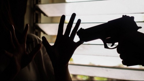 Joven de 20 años es violada en violento asalto a la casa de su familia en Argentina