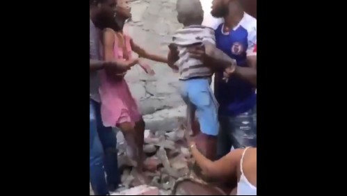 Terremoto en Haití: Impactante rescate de una mujer y un niño tras derrumbe